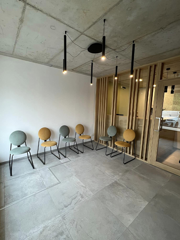 Banquette d'assise en bois avec du velours vert d'un hall entrée